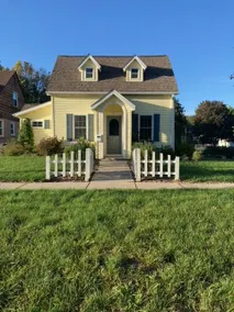 Cottage House in Decorah - Image 2