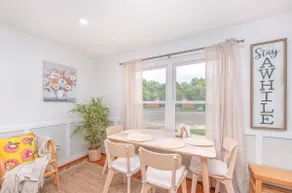Kingwood Cottage, a beautiful 2-bedroom cottage across from Kingwood - Image 2