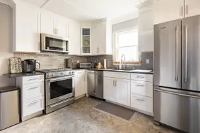 Newly renovated 2 bdrm apt in downtown Burlington - Image 2