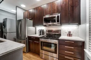 #1 ranked location |Luxury & Comfy| Free Parking🚘 - Image 3