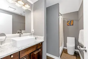 #1 ranked location |Luxury & Comfy| Free Parking🚘 - Image 2