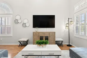 Remodeled 5 Bedroom Stunner close to LV Strip! - Image 3