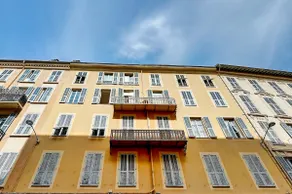 Spacious art-filled apartment, Carré d'Or, A/C - Image 4