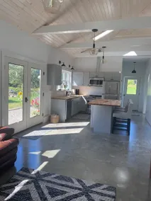 Sunny 2 Bedroom cottage - Walk to the beach! - Image 4