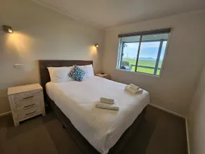 Self Contained Cottage with water and Prom views - Image 2