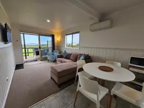 Self Contained Cottage with water and Prom views - Image 4