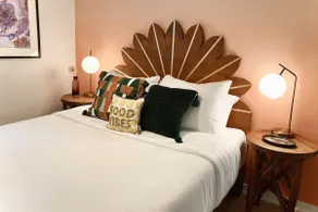 Cozy cottage with local art - Image 2