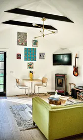 Cozy cottage with local art - Image 5