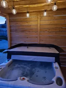 Garden studio with private pool and hot tub - Image 5