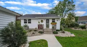 4) Charming Lakefront 1BR Cottage| Hot Tub| Pool - Image 3
