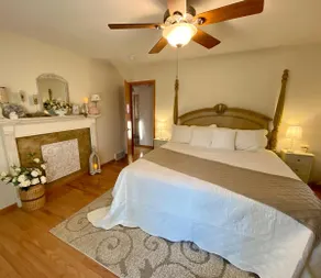Sleeps 15 Beautiful Home on 1.2 Acre lot Minutes from Lakes, boat dock & beach - Image 4