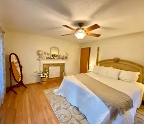 Sleeps 15 Beautiful Home on 1.2 Acre lot Minutes from Lakes, boat dock & beach - Image 5