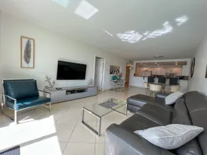 Condo moderne avec vue sur la baie. WiFi, parking, tennis, aire de jeux et plus! - Image 2