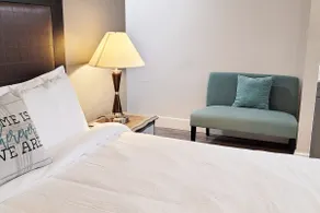 104 · Cozy Corner #104 - King Bed Hotel Phillips - Image 2