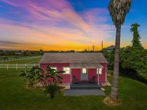 Charming Beach Bungalow Near the Seawall - Image 4