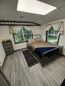 Cheerful 2 Bedroom Cottage in the Woods - Image 3