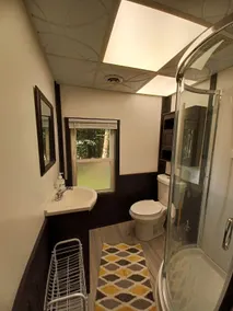 Cheerful 2 Bedroom Cottage in the Woods - Image 4