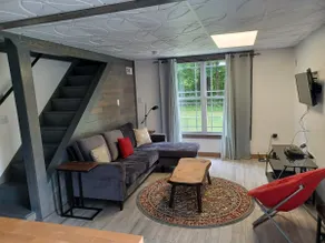 Cheerful 2 Bedroom Cottage in the Woods - Image 5