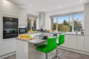 Butterfly House - Luxury 2 Bedroom Property - Image 3