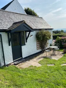 Cosy rural 1 bedroom cottage with views & patio - Image 2