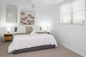 Spacious 3 bedroom resort style apartment with a/c - Image 2