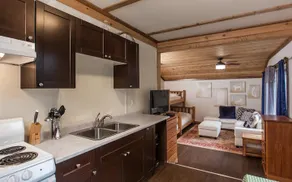 Black Bear Suite, w/Kitchen & Private Hot Tub - Image 2
