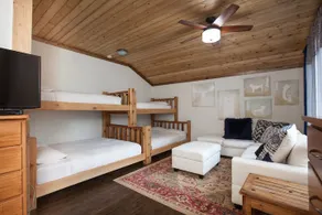 Black Bear Suite, w/Kitchen & Private Hot Tub - Image 4