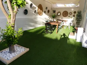 A relaxing house with a pool - Image 4