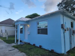 Cozy Cottage with large backyard, Mins from beach - Image 5