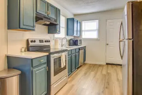Cozy & Updated - Walk to Square! Dearing Downtown - Image 4