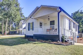 Cozy & Updated - Walk to Square! Dearing Downtown - Image 5