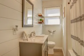 Cozy & Updated - Walk to Square! Dearing Downtown - Image 3