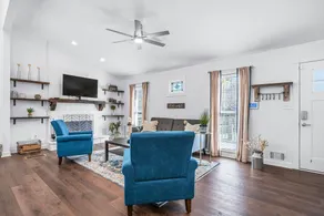 Awesome 3 Bedroom Home with Fireplace and Fire Pit - Image 3