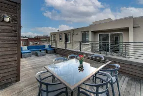 Stylish Queen Anne townhouse with rooftop deck. - Image 2