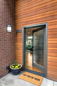 Stylish Queen Anne townhouse with rooftop deck. - Image 3