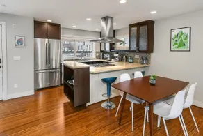 Stylish Queen Anne townhouse with rooftop deck. - Image 4