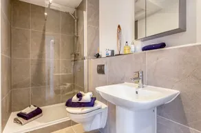 Beautiful 2 bed/2 bath, in heart of the city - Image 5