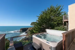 Abalone Cove - Oceanfront Getaway with Hot Tub - Image 4