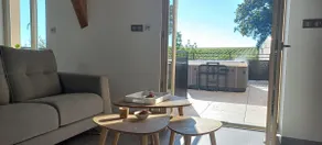 Apartment with spa and vineyard views - Image 3