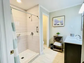 4BR for Crews & Teams | 2 Kitchens | King Bed - Image 4