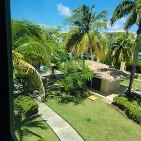 Spacious 3-Bedroom Penthouse, Resort Style Retreat - Image 4