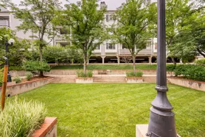 Modern & Unique Pearl street condo - Image 2