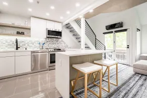 Modern & Unique Pearl street condo - Image 3
