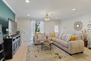 Lovely 2-bd condo close to campus, free parking - Image 2