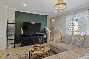 Lovely 2-bd condo close to campus, free parking - Image 3
