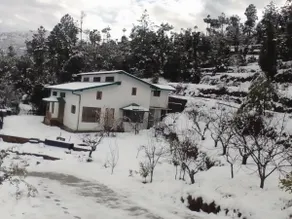 Cosy 2+1 BR Cottage with A1 Views| Near Mukteshwar - Image 3