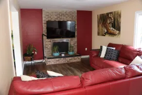 Spacious 4-bedroom house with a private pool. - Image 5