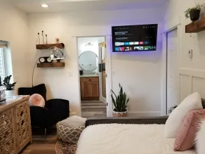 Cozy Studio-Washer/Dryer, Heated Floors & Firepit - Image 2