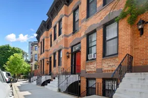Rare 1BR Lincoln Park Apt, close to everything! - Image 5