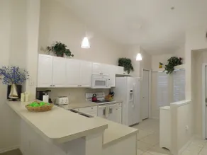 Merveilleux appartement en copropriété avec piscine chauffée, terrasse et jacuzzi | Vue jardin - Image 4